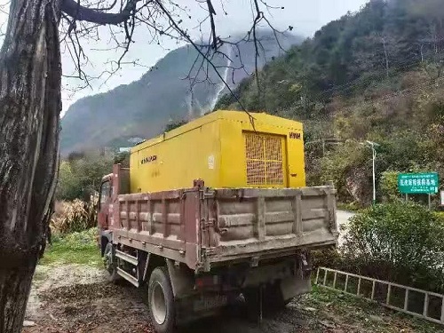 4人為盜竊4噸重的空壓機，居然動用裝載機、大貨車.....