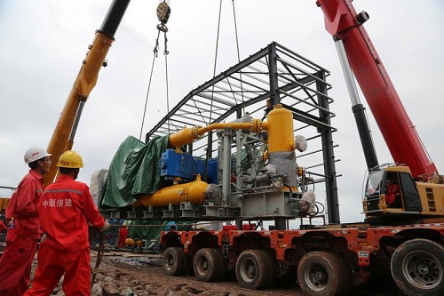 普光氣田清溪儲氣庫壓縮機吊裝就位一次成功